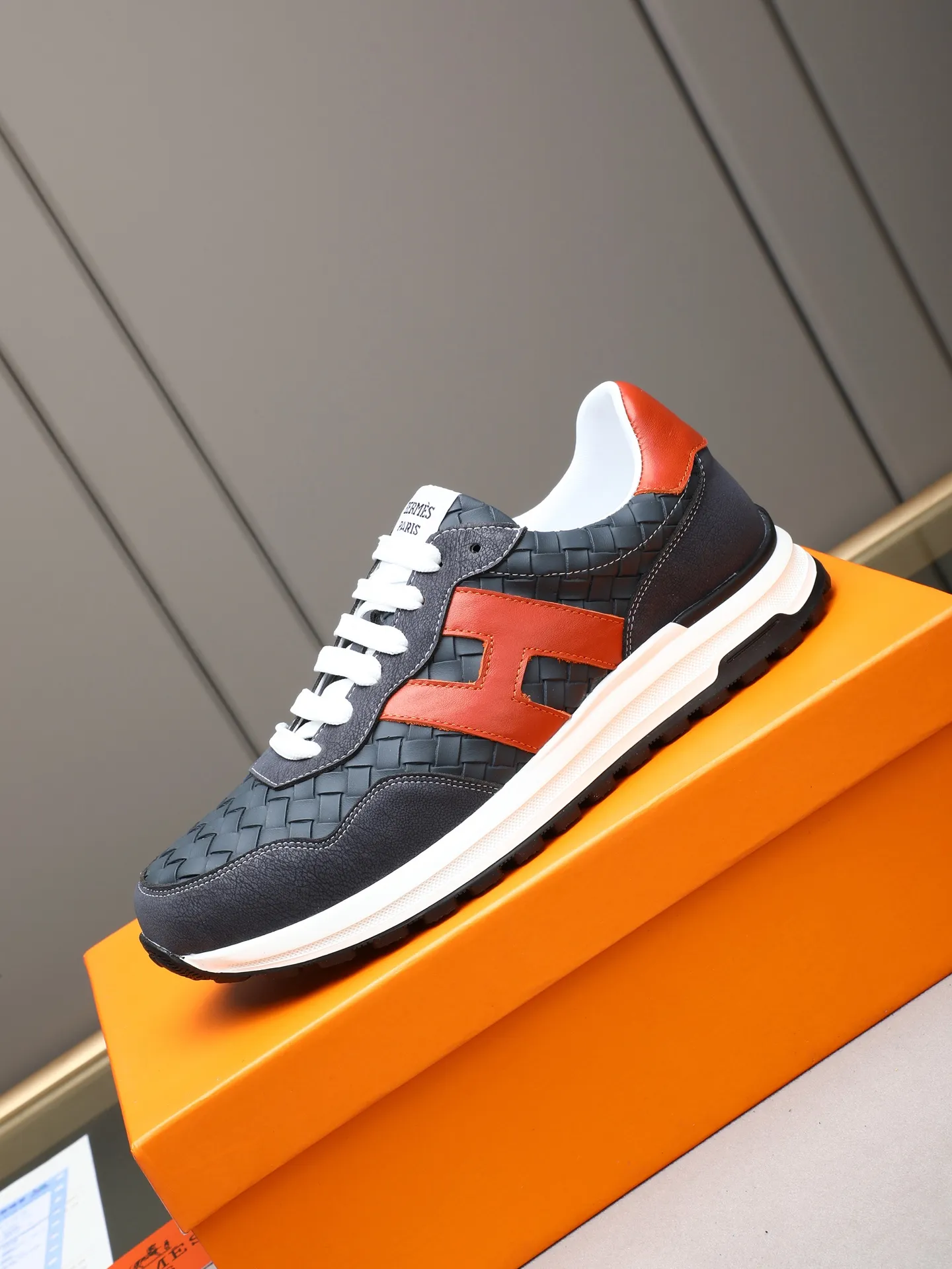 📛📛📛PPP420 (Hermes)🆕Men's color-blocked sneakers with textured calfskin details. Spliced ​​with original cowhide, this shoe draws inspiration from the equestrian world, integrating technical details and practical functions. Breathable sheep lining, original combination outsole, high-end quality, and every detail is perfectly combined! Size: 38-44 (45 can be customized)